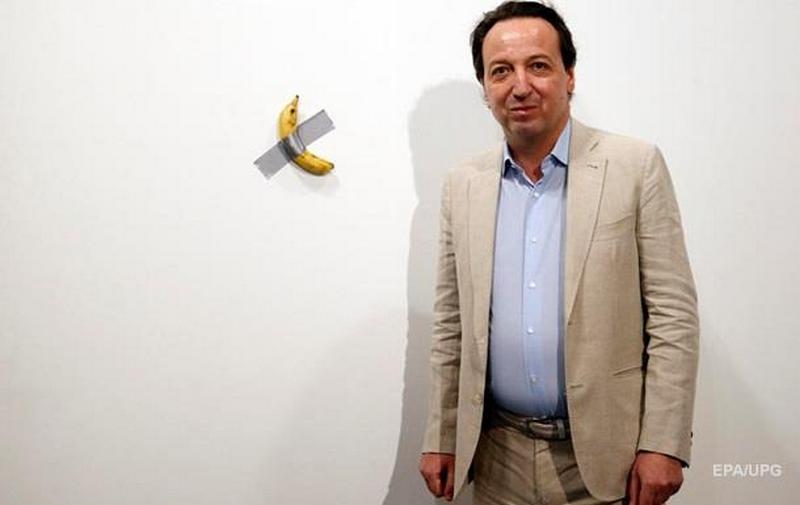 Приклеенный скотчем банан продали за $120 000. ФОТО