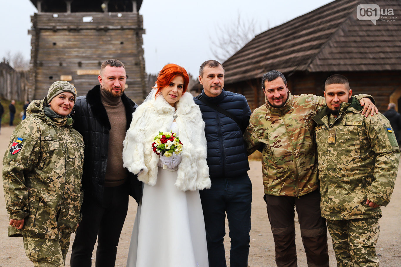«Весь конфетно-букетный период прошел в окопах»: в Запорожье поженились военные, которые познакомились на передовой . ФОТО