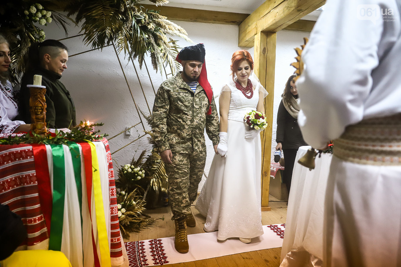 «Весь конфетно-букетный период прошел в окопах»: в Запорожье поженились военные, которые познакомились на передовой . ФОТО