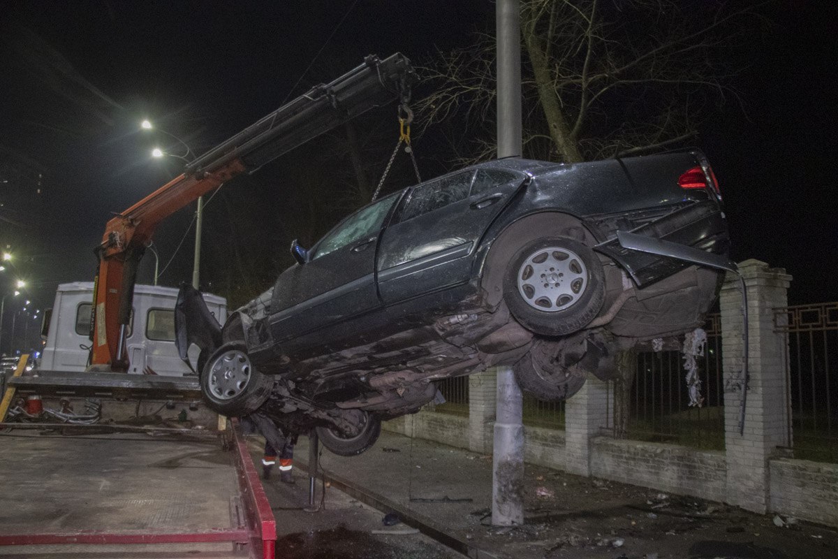 В Киеве на Алматинской Mercedes влетел в столб