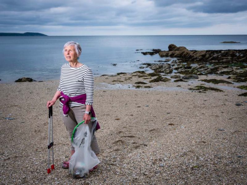 70-летняя британка спасает побережье от пластикового мусора