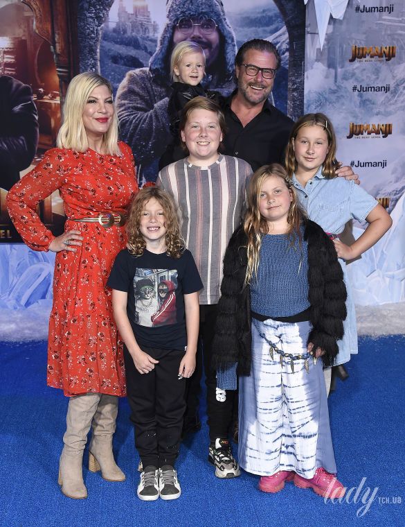 Яркая Тори Спеллинг с мужем и детьми на премьере фильма в Калифорнии. ФОТО