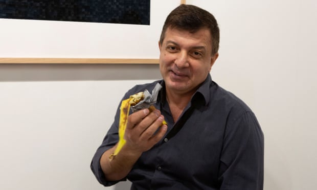 художник, Дэвид Датуна, съел банан
