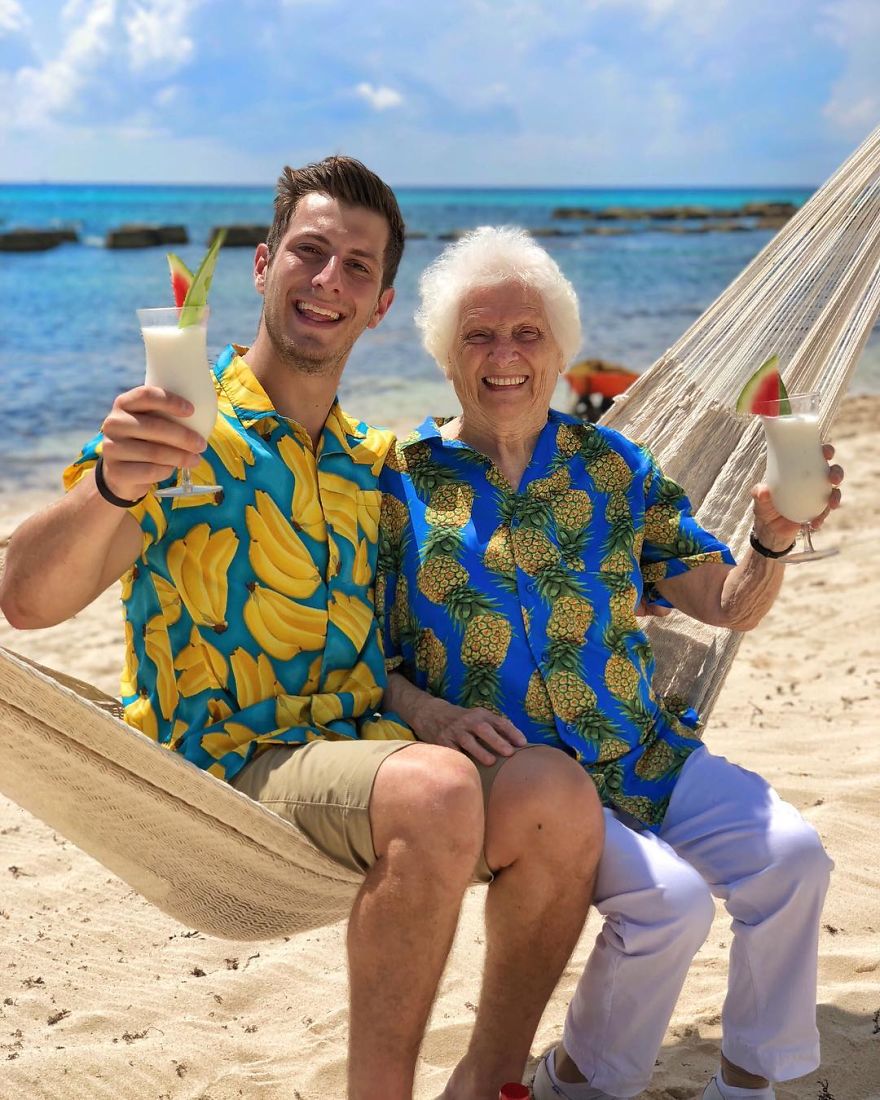 Бабушка с внуком на море
