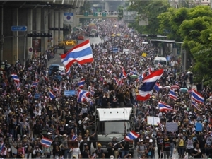 Тайские протестующие захватывают здания госпредприятий 