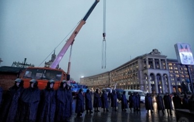 На Майдане начали устанавливать новогоднюю елку
