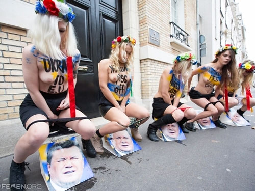 FEMEN помочились на портреты Януковича в Париже