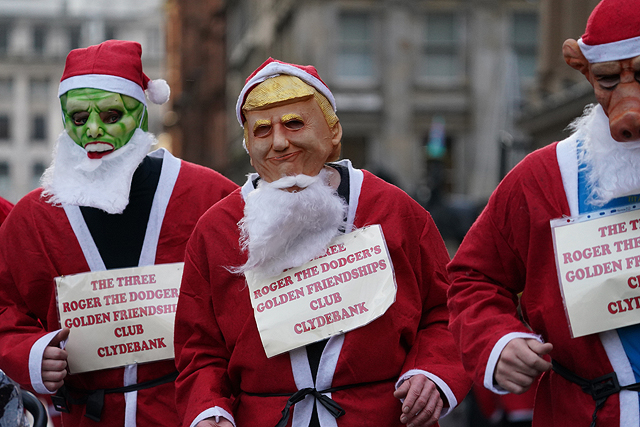 Восемь тысяч Санта Клаусов на улицах Глазго. ФОТО