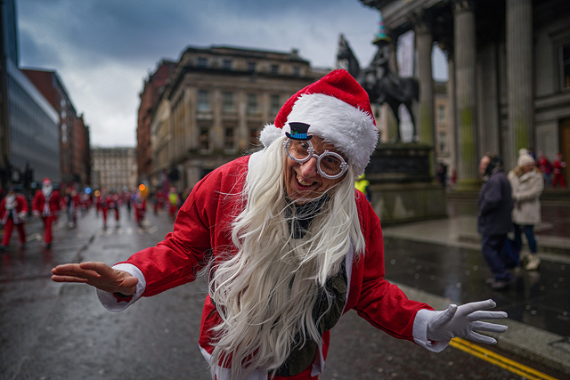 Восемь тысяч Санта Клаусов на улицах Глазго. ФОТО