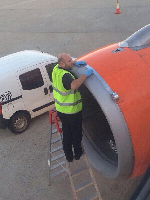 Пассажиров авиалайнера шокировал рабочий, который ремонтировал самолет с помощью скотча. ФОТО
