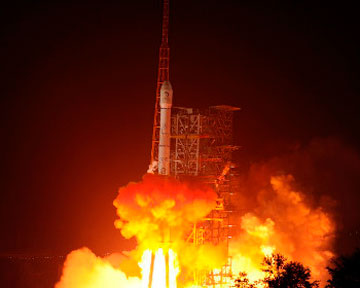 Китай запустил на Луну свой первый зонд с луноходом