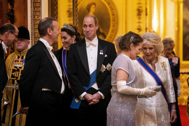 В роскошном белом платье от любимого дизайнера: королева Елизавета II устроила светский прием. ФОТО