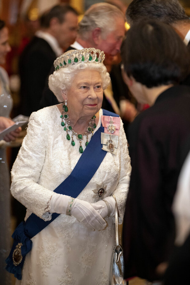 В роскошном белом платье от любимого дизайнера: королева Елизавета II устроила светский прием. ФОТО