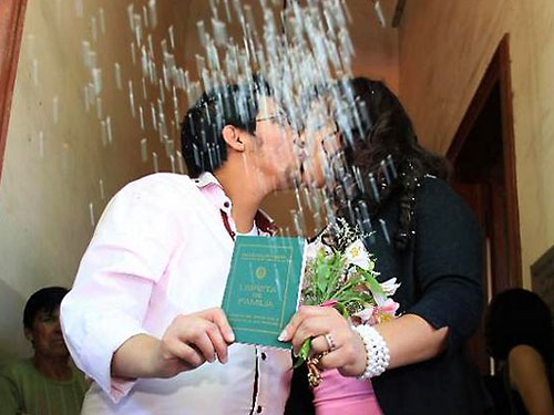 Беременный мужчина и его возлюбленная-транссексуал сочетались браком в Аргентине