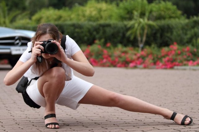 Девушки-фотографы пытаются сделать хороший кадр 