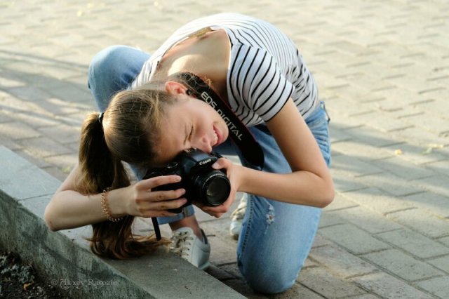 Девушки-фотографы пытаются сделать хороший кадр 