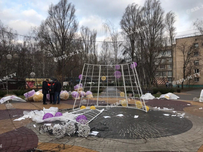 В Мелитополе устанавливают елку в зонтичном стиле. ВИДЕО