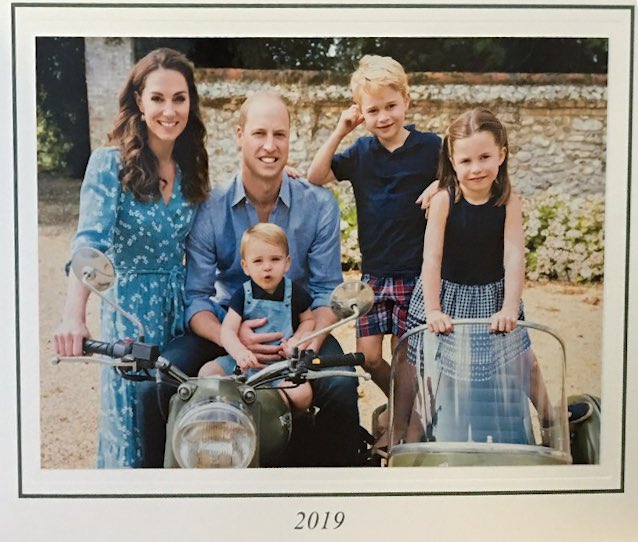 Кейт Миддлтон и принц Уильям показали рождественскую открытку со своей семьей. ФОТО