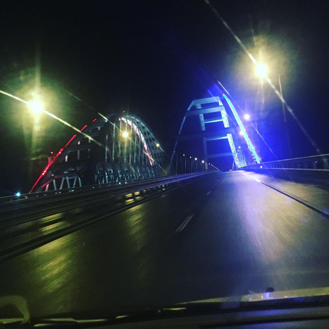 «Миллионы» туристов уже спешат: в сети высмеяли «ажиотаж» на Крымском мосту. ФОТО
