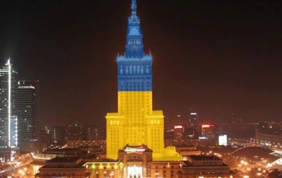 Самое высокое здание Польши стало сине-желтым в знак солидарности с Евромайданом