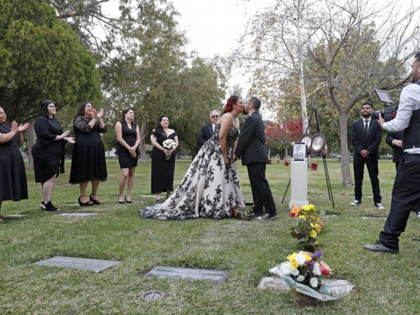 Сеть шокировали молодожены, сыгравшие свадьбу на кладбище. ФОТО