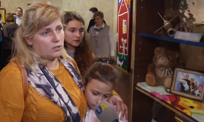Прятки на Донбассе: В Киеве открылась выставка о жизни детей в зоне боевых действий. ФОТО