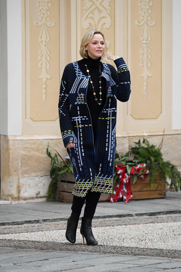 Как настоящая Снегурочка: княгиня Монако Шарлен вручила детям рождественские подарки. ФОТО