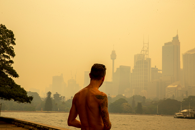 Австралия: пелена дыма, стена из пламени и торнадо из огня. ФОТО