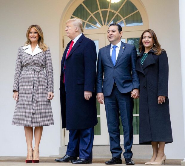 В оригинальном пальто с белым воротником: Мелания и Дональд Трамп встретились с президентом Гватемалы. ФОТО