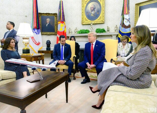 В оригинальном пальто с белым воротником: Мелания и Дональд Трамп встретились с президентом Гватемалы. ФОТО