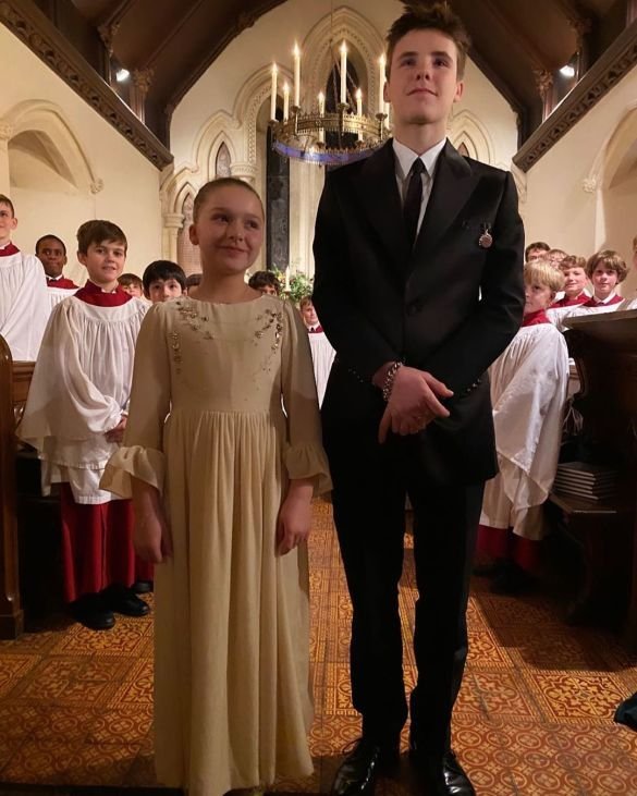 Дэвид и Виктория Бекхэм крестили младших детей: первые фото