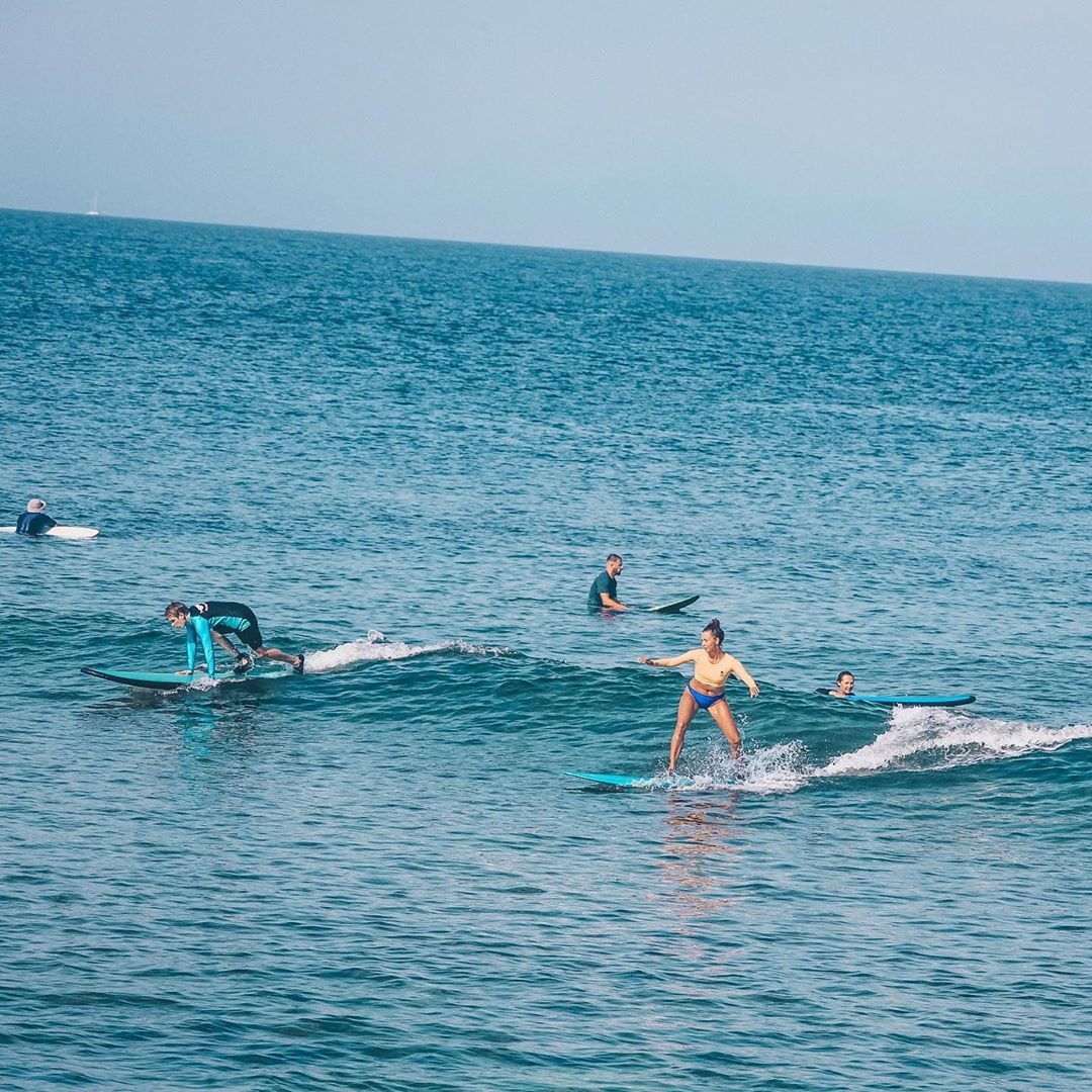 Регина Тодоренко в синем бикини покоряла волны на Бали. ФОТО