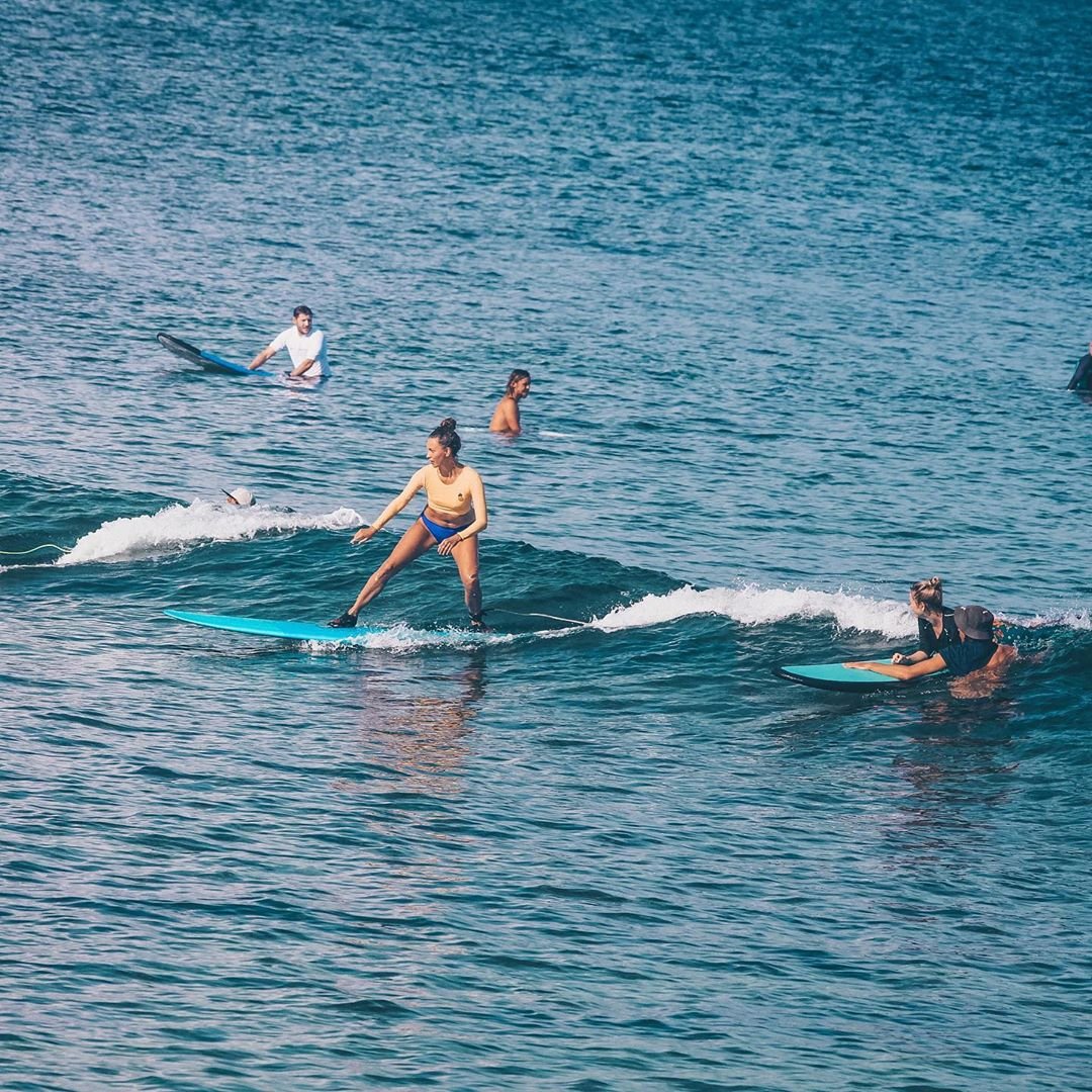 Регина Тодоренко в синем бикини покоряла волны на Бали. ФОТО