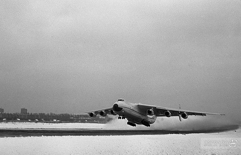 Годовщина первого полета Ан-225: опубликованы впечатляющие архивные фото