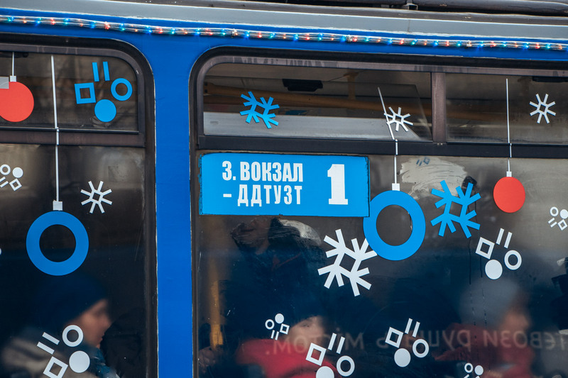 В Днепре запустили специальный новогодний трамвай. ФОТО