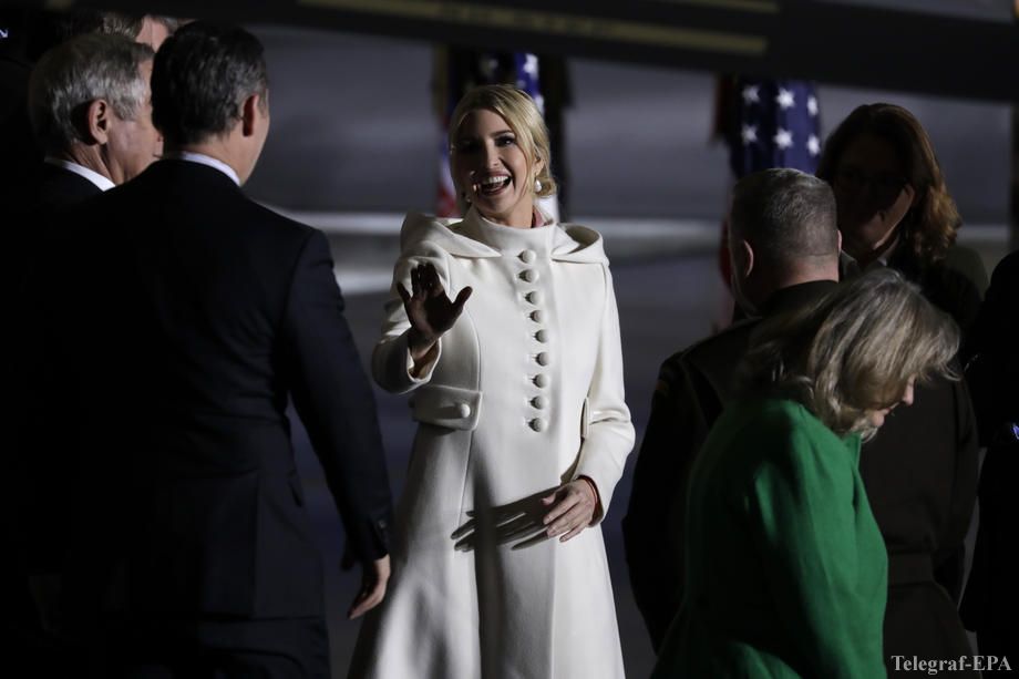 Иванка Трамп вышла в свет в пальто с оригинальными пуговицами