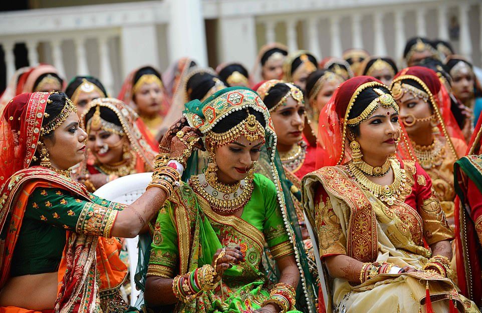 Массовое бракосочетание невест-сирот в Индии