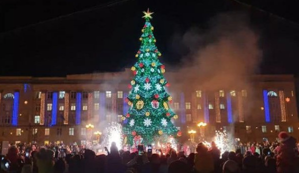 Как выглядят новогодние елки в разных городах Украины. ФОТО