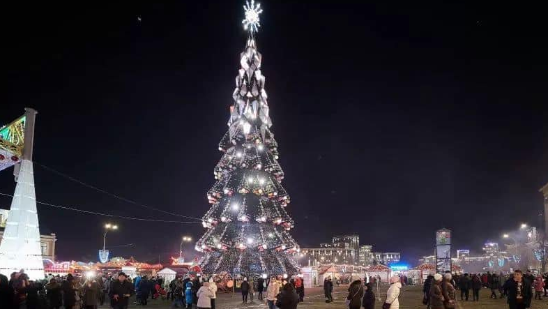 Как выглядят новогодние елки в разных городах Украины. ФОТО