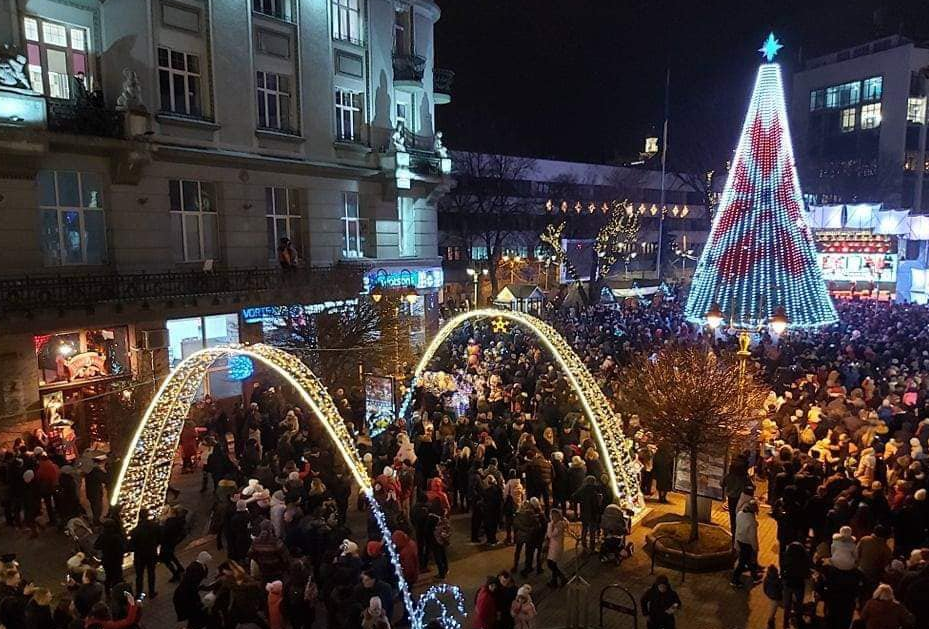 Как выглядят новогодние елки в разных городах Украины. ФОТО