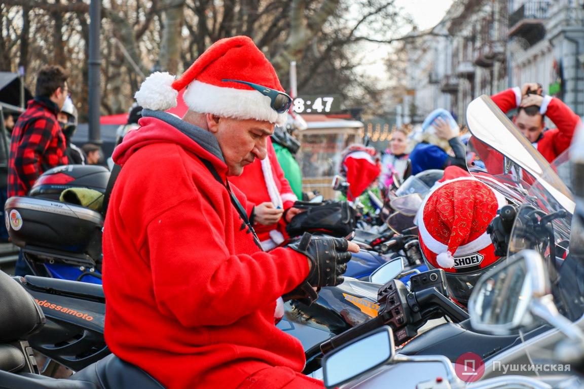Велосипедисты в костюмах Санты: в Одессе прошел велопробег добрых дел. ФОТО
