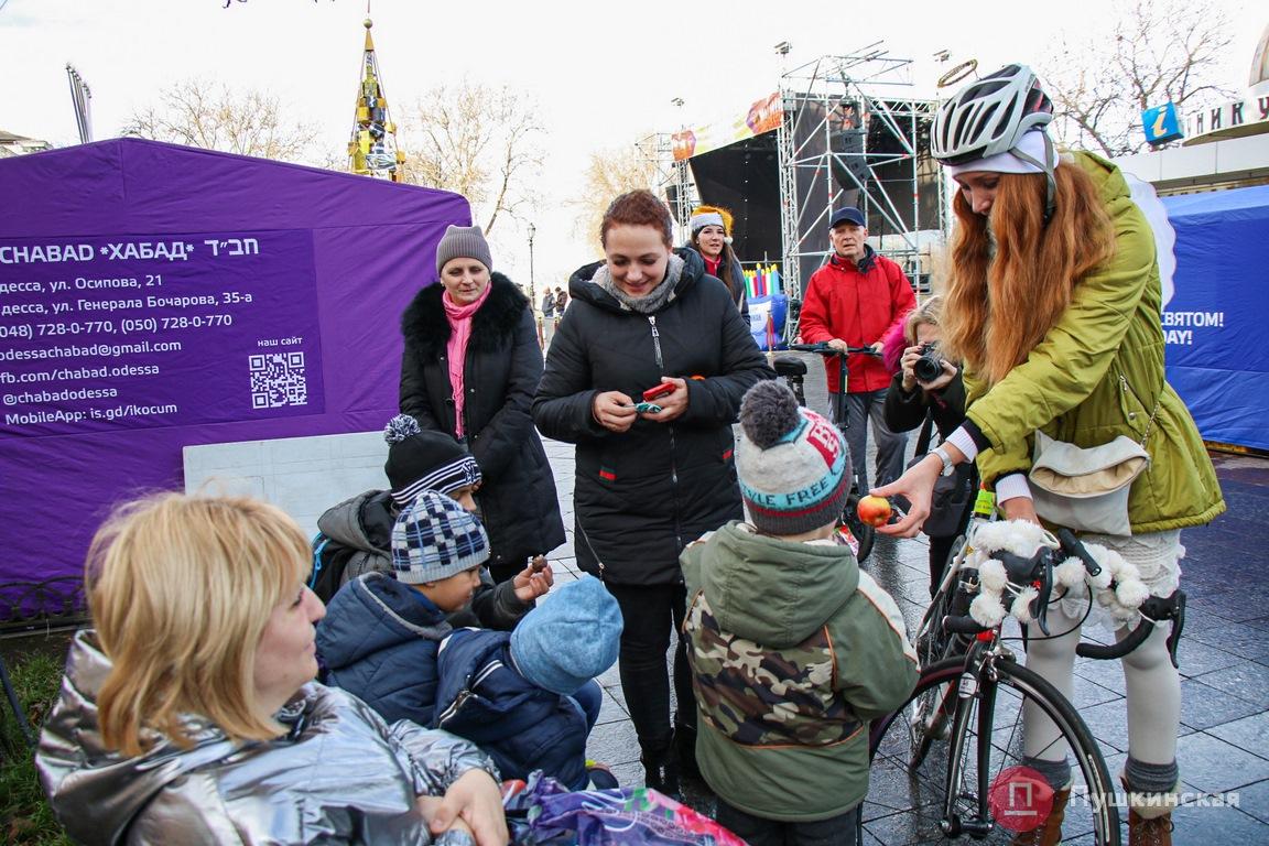 Велосипедисты в костюмах Санты: в Одессе прошел велопробег добрых дел. ФОТО