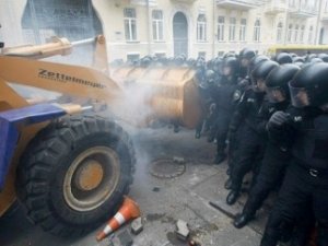Азаров возмущен жестоким насилием по отношению к "Беркуту" при штурме Банковой