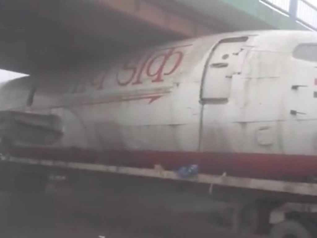 Самолет без крыльев застрял под мостом в Индии