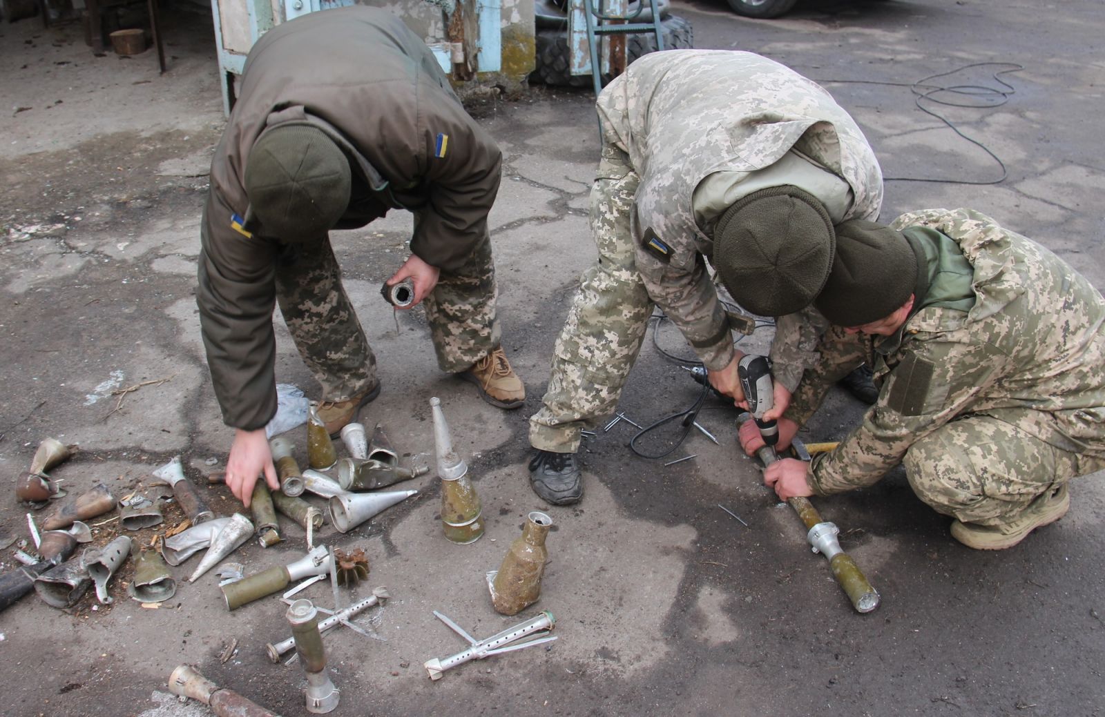 Новогодний «подарок» для оккупантов: бойцы ВСУ на Донбассе соорудили своеобразную елку. ВИДЕО