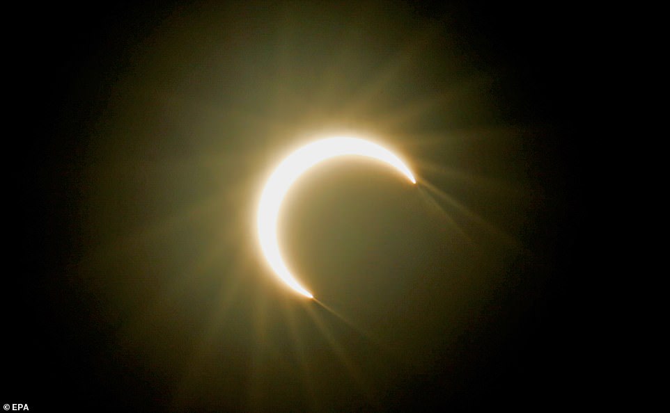Как жители Сингапура, Индии и Индонезии наблюдали и каким видели кольцеобразное солнечное затмение. ВИДЕО