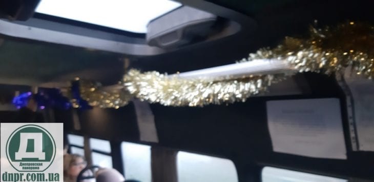 В Днепре маршрутчик ездит за рулем в костюме Санты (Фото/Видео)