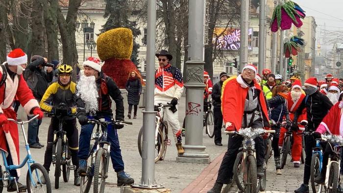 В Харькове устроили велопробег Деды Морозы. ВИДЕО