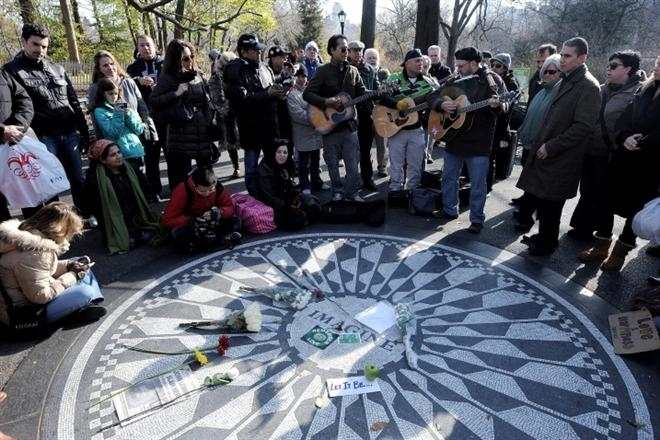 Поклонники The Beatles отметили 33-ю годовщину со дня гибели Леннона