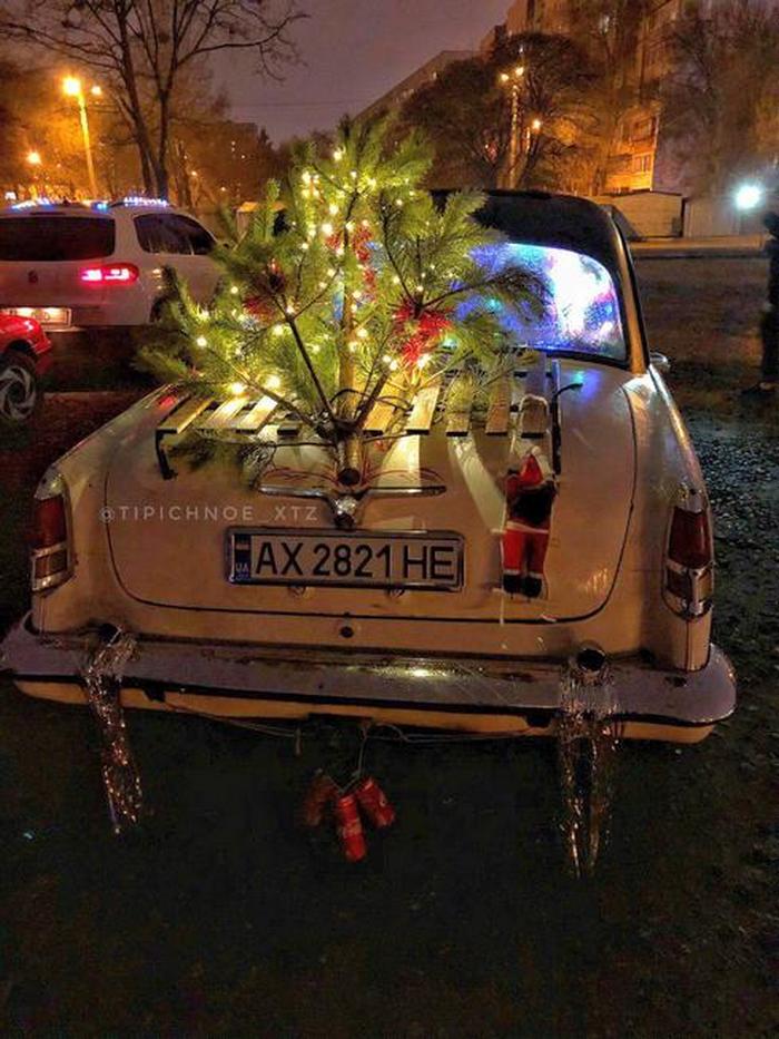 В Харькове автомобилисты устроили новогодний флешмоб. ФОТО